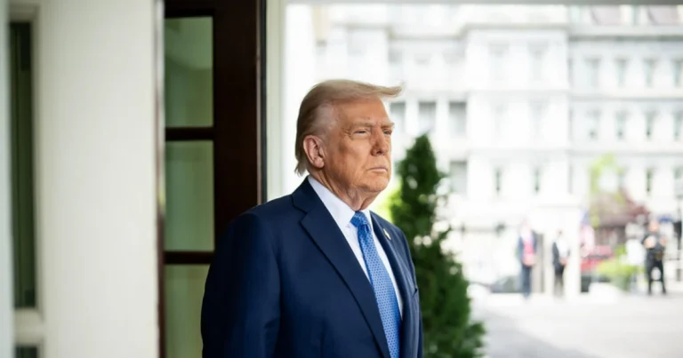 Trump volta a atacar sistema eleitoral e pede fim de votação por correio