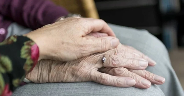 Mais de 85% das cuidadoras de pessoas com demência são mulheres, diz estudo; por que isso ocorre?