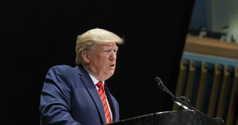 Trump sugere repassar dinheiro das tarifas à classe média e baixa dos EUA