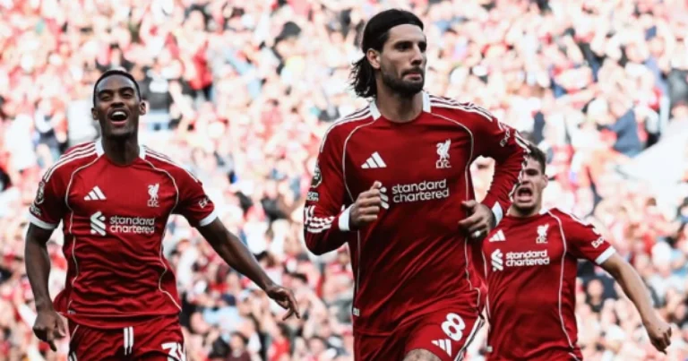 Meia marca golaço, Liverpool vence Arsenal e segue 100% na Premier League