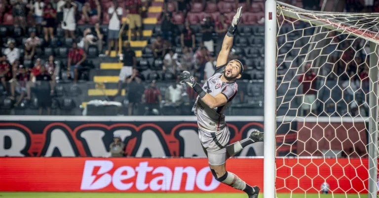 Após levar oito gols, goleiro do Vitória celebra jogo sem ser vazado contra Atlético
