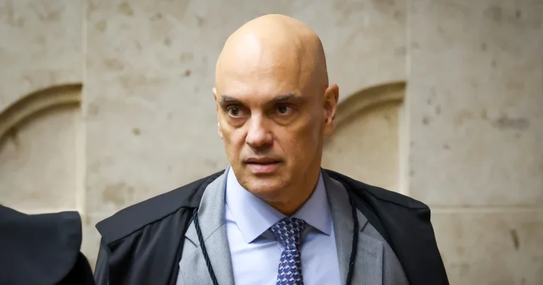 Falta uma assinatura para protocolar pedido de impeachment de Moraes, diz líder da oposição