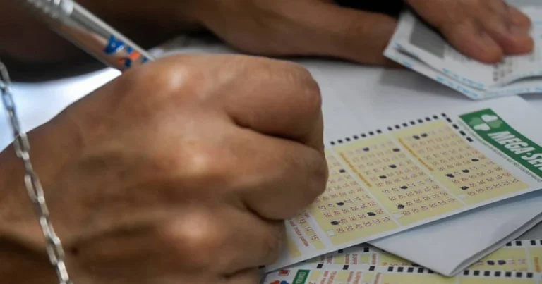 Homem ganha bolada na Mega-Sena ao apostar números dos aniversários de familiares