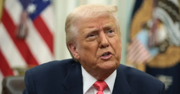 Trump assina decreto que adiciona tarifas de 25% à Índia após compra de petróleo russo