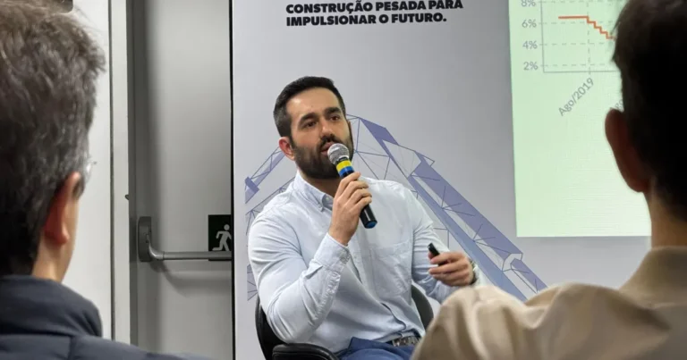 Efeitos do tarifaço devem ser vistos a médio e longo prazo, diz economista do Banco Inter