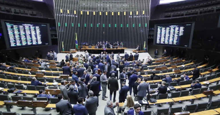 Motta anuncia sessão no Plenário da Câmara e ameaça deputados com suspensão em caso de desobediência