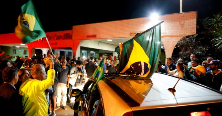Deputados e apoiadores de Bolsonaro realizam carreata contra prisão do ex-presidente