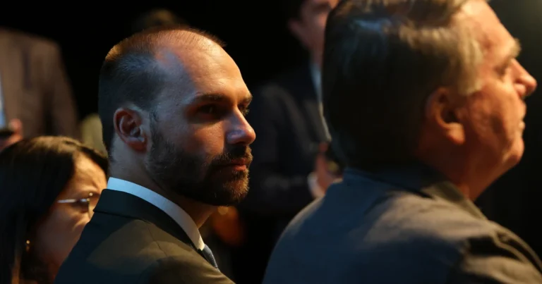 Eduardo Bolsonaro diz que Moraes é ‘um psicopata descontrolado’ em resposta à prisão do pai