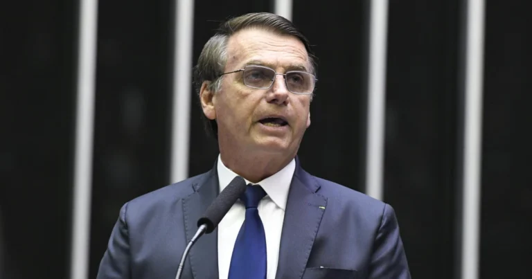 ‘País passa por dicotomia entre o que é jurídico e político’, avalia especialista sobre prisão de Bolsonaro