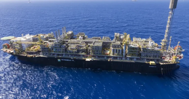 Aumento de cotas de produção derruba o preço do barril de petróleo