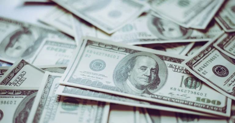Em meio a expectativa por Caged e conversa entre Lula e Trump, dólar cai nesta segunda-feira (4)