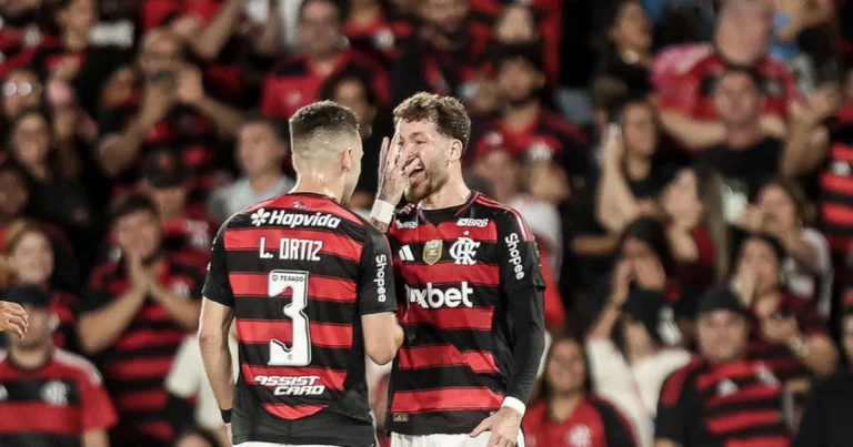 Léo Ortiz celebra fase artilheira de zagueiros do Flamengo