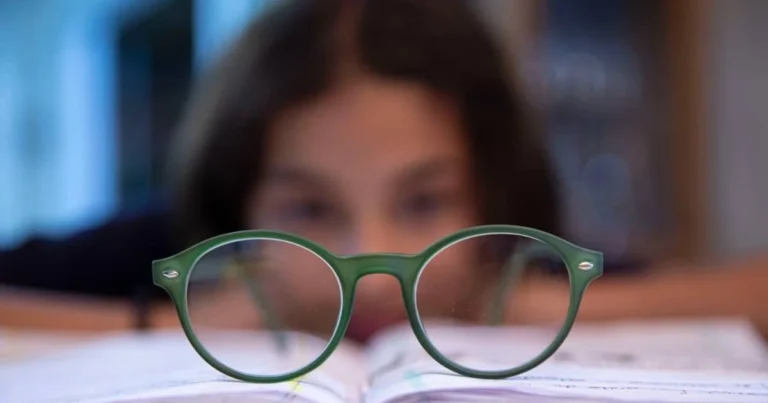 Tempo ao ar livre nos primeiros anos de vida previne miopia, aponta estudo