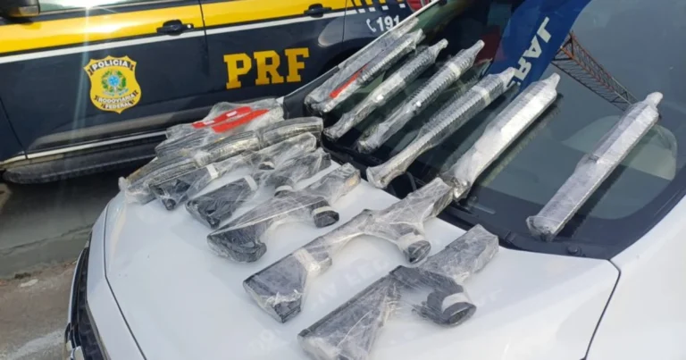 PRF apreende sete fuzis escondidos dentro de painel de carro em Teresópolis (RJ)