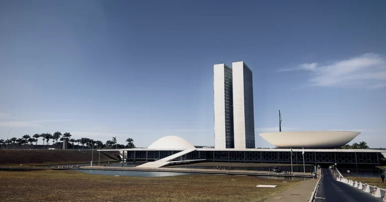 Contra prisão de Bolsonaro, deputado mineiro quer ‘se mudar’ para Brasília