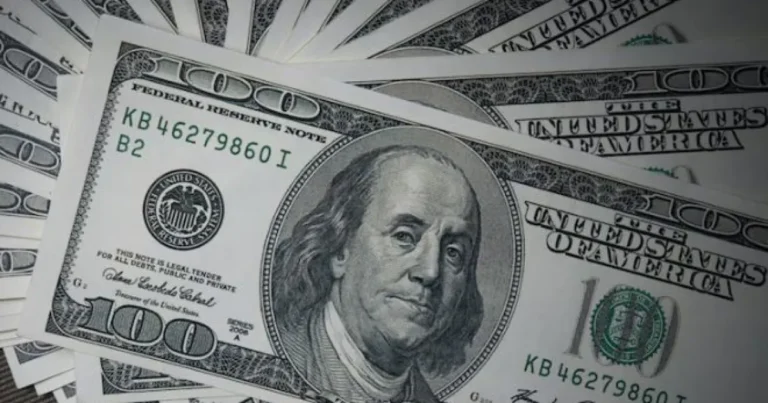 Dólar segue como rei, mas desafios fiscais dos EUA e tarifas pressionam domínio como moeda de reserva