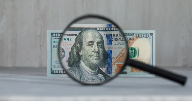 Dólar oscila pouco de olho no cénário da China, Brasil, Reino Unido e tarifas dos EUA