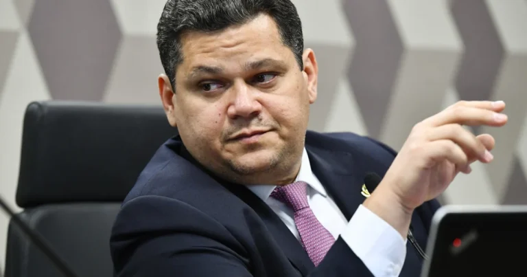 Alcolumbre anuncia sessão remota no Senado e diz que não se intimidará com obstrução da oposição