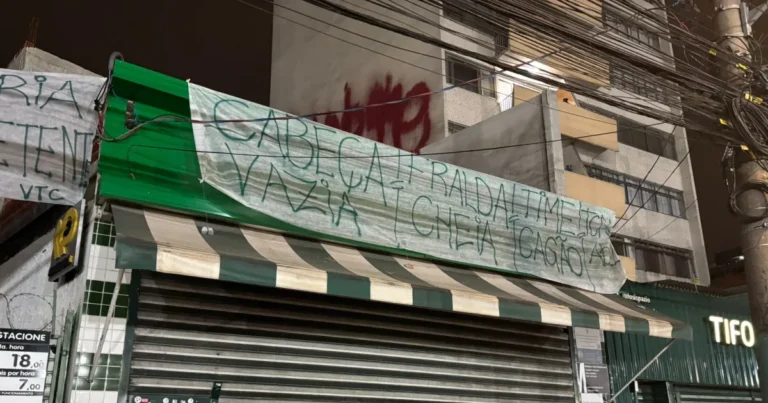 Torcedores do Palmeiras estendem faixas de protesto: ‘Cabeça vazia, fralda cheia’