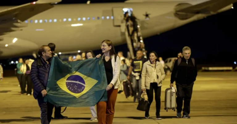 Novo voo com brasileiros repatriados dos EUA chega a Confins nesta quinta