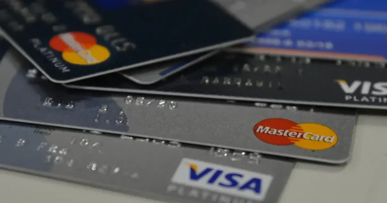 Taxa de juros do cartão de crédito rotativo chega a 451,5% ao ano
