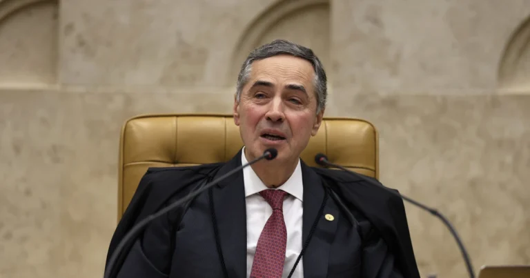Barroso diz que julgamento de Bolsonaro exige ‘serenidade’