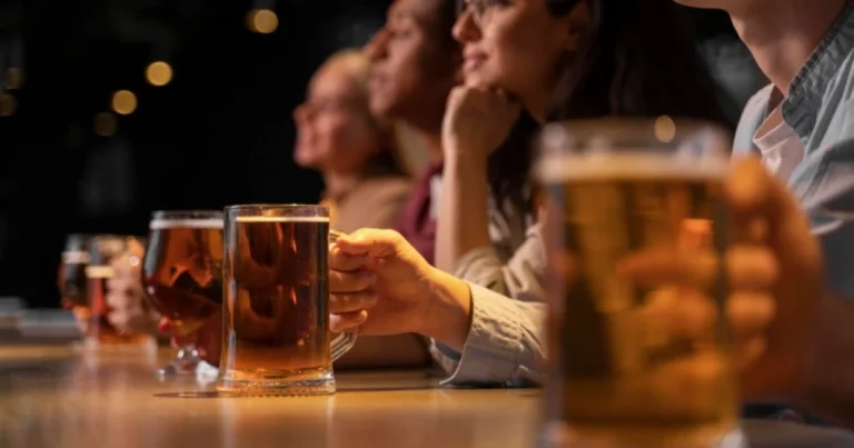 Consumo de álcool cai no Brasil, mas abuso entre mulheres e adolescentes preocupa