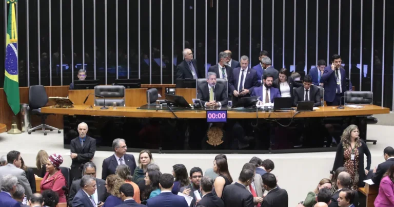 Câmara vota projeto que isenta IR até 5 mil nesta quarta (1º)
