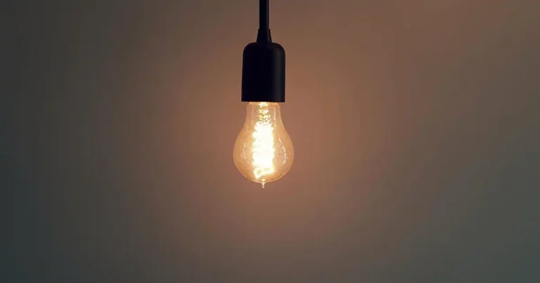 Aneel reduz bandeira tarifária na conta de luz, mas segue com taxa extra