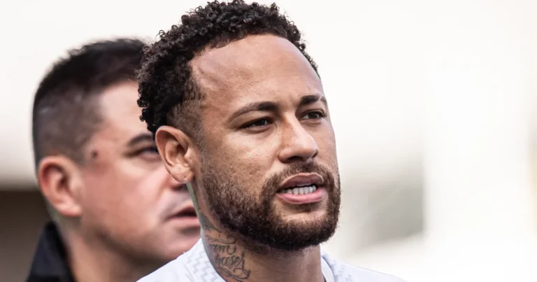 Neymar mostra foto de perna ferida, ‘corneta’ arbitragem e manda recado