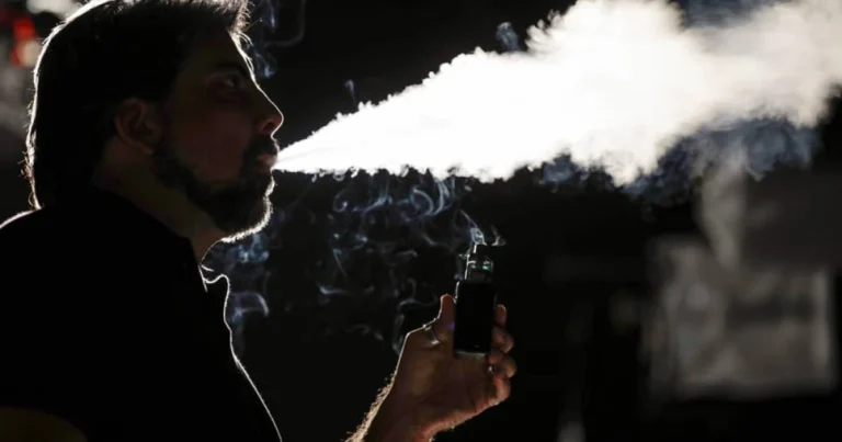 Cigarro eletrônico pode aumentar risco de pré-diabetes e levar ao tabagismo, diz estudo