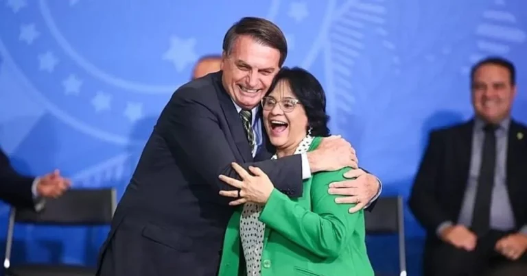 Damares Alves reza junto com Bolsonaro às vésperas de julgamento no STF