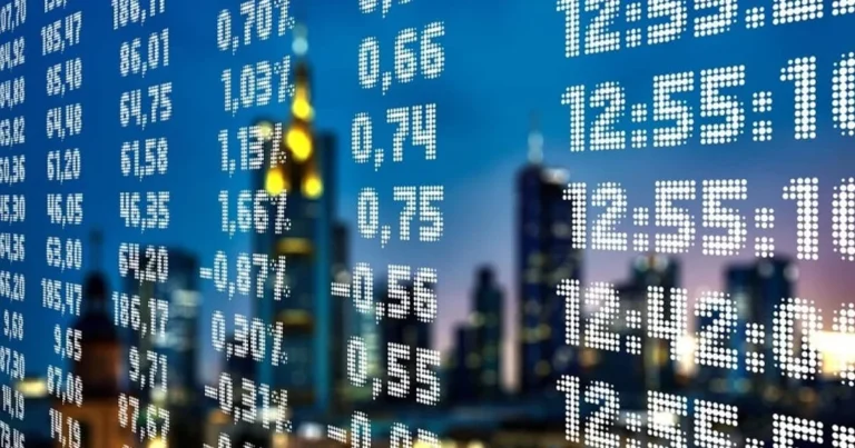 Ibovespa começa semana em leve baixa após máximas históricas