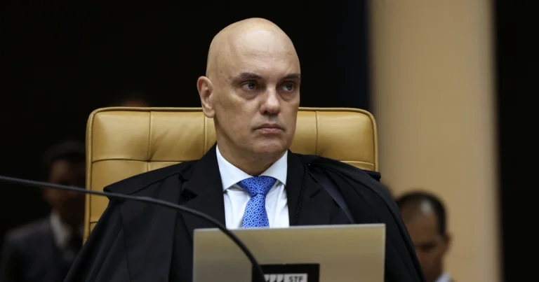 Moraes afasta advogados de ex-assessores de Bolsonaro e acusa ‘manobra protelatória’
