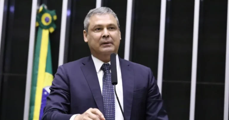 Após derrota na Câmara, líder do PT apresenta projeto para aumentar taxação de bets