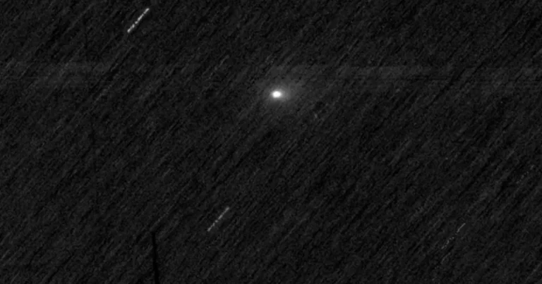 Cometa 3I/Atlas, mais velho que o Sistema Solar, é observado perto de Marte