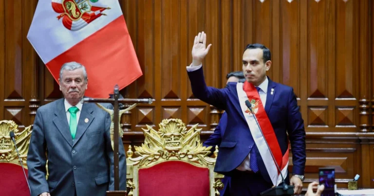 José Jerí assume presidência do Peru após Dina Boluarte ser destituída do cargo