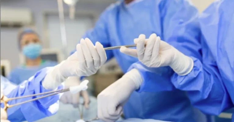 Homem vive mais de 170 dias na China após 1° transplante de fígado de porco