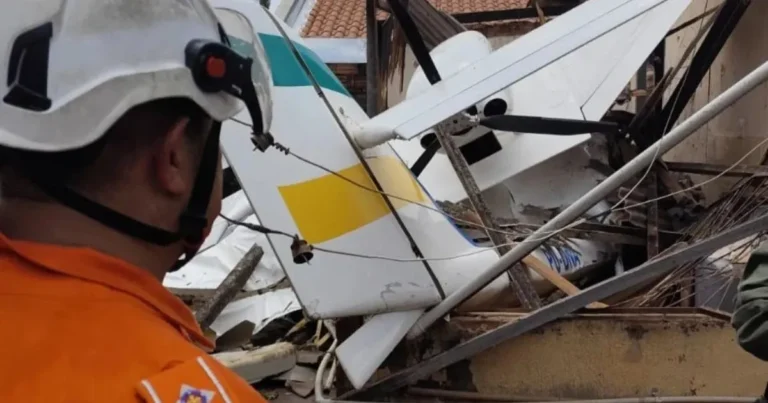 Avião de pequeno porte cai sobre casa em Goiânia