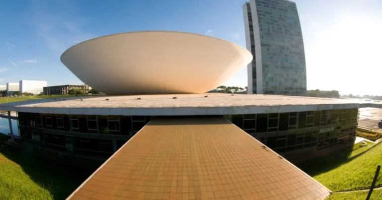 Câmara aprova urgência de projeto que prevê regras para influenciadores mirins