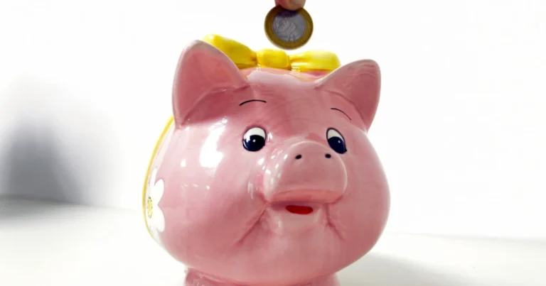Poupança acumula saques de R$ 78,5 bi; saiba investimentos que rendem mais