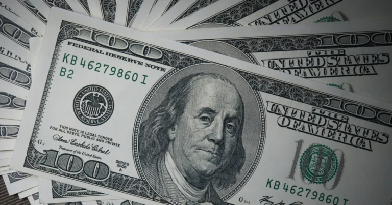 Dólar já caiu 13% no ano: é a hora de comprar?