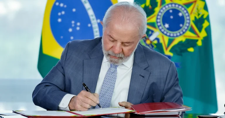 Lula sanciona lei que amplia pena por venda de álcool a menores