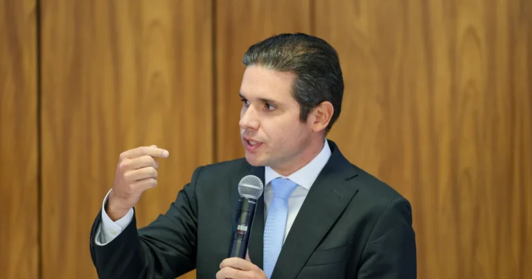 Motta elogia Barroso após aposentadoria e exalta 'defesa da Constituição e Democracia'