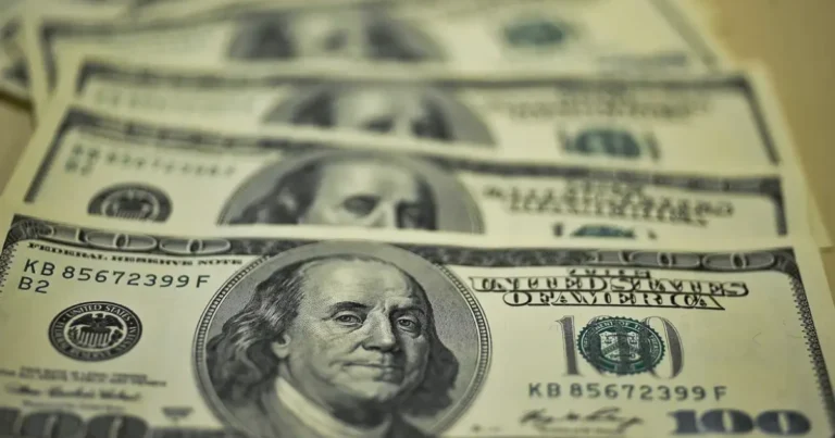 Dólar cai com alívio da tensão entre Estados Unidos e China; bolsa sobe