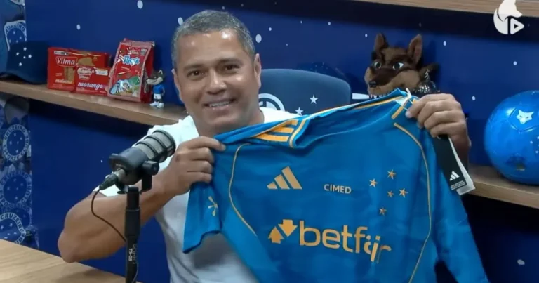 Ídolo do Cruzeiro é presenteado, se emociona e faz declaração ao clube