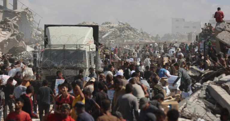 Gaza começa a receber caminhões de ajuda humanitária neste domingo (12)