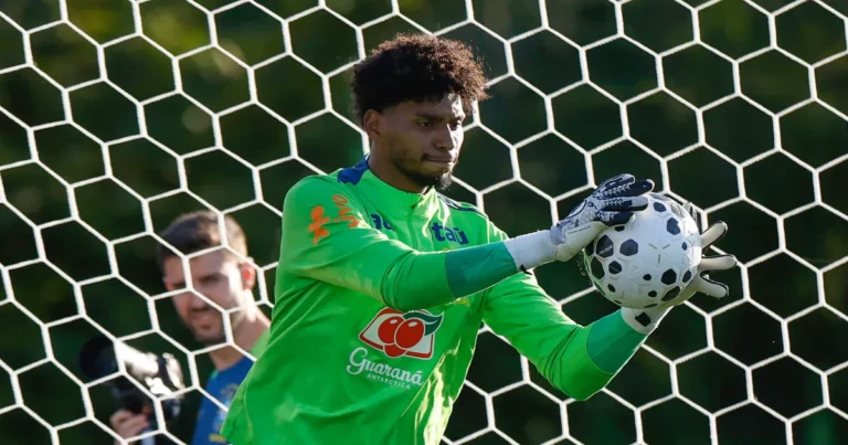 Hugo Souza revela ansiedade para estreia como titular na Seleção Brasileira