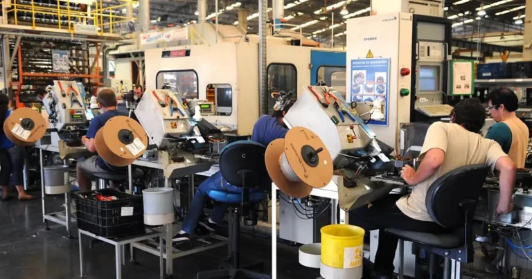 Setor industrial cresce 0,8% em agosto e interrompe sequência de quedas, aponta IBGE