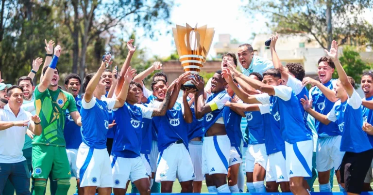 Cruzeiro goleia Coimbra com oito gols e conquista Campeonato Mineiro Sub-20